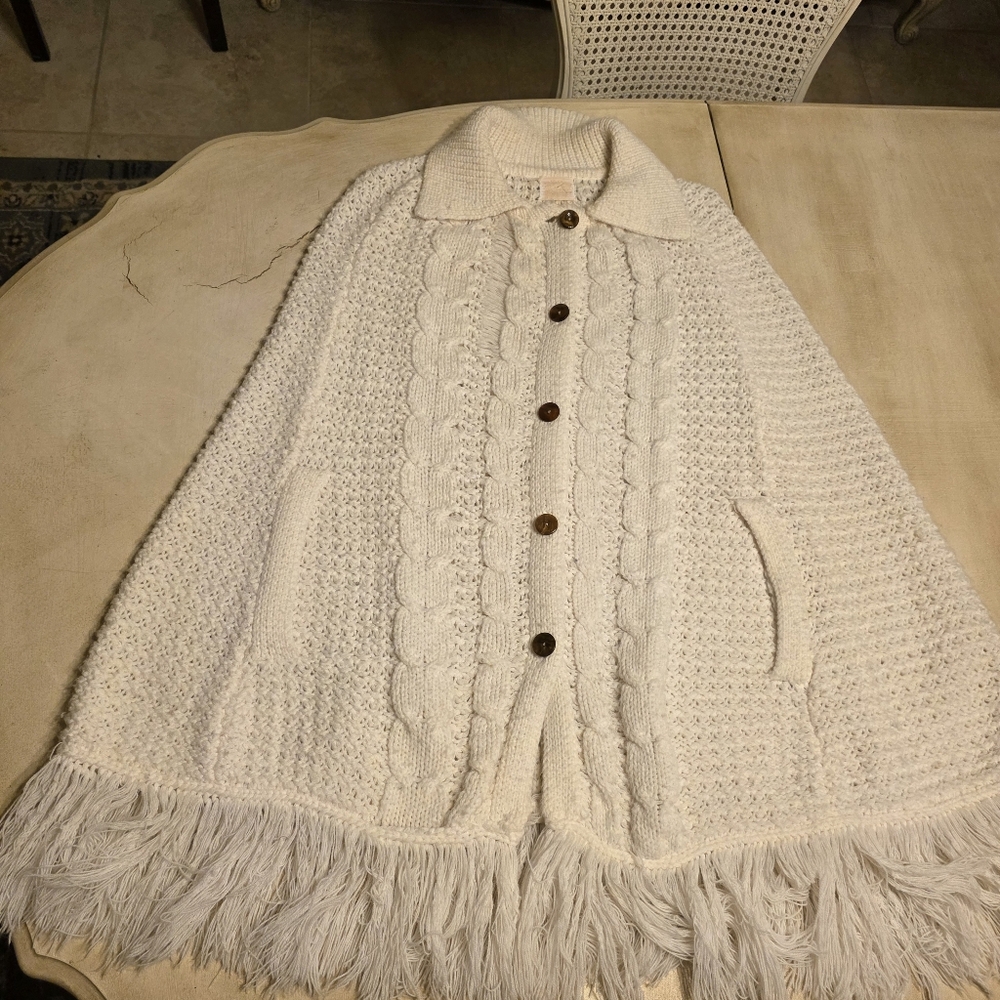 ✨ VINTAGE 70s Boho Cream Cable Knit Fringe Cape – Arm Openings – Cozy! - Picture 3 of 16